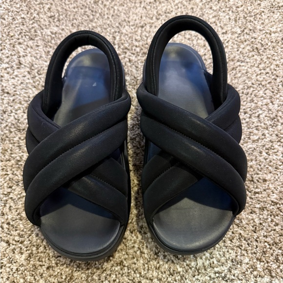 Nike Shoes - NWOT Women’s Nike Air Max Isla size 9